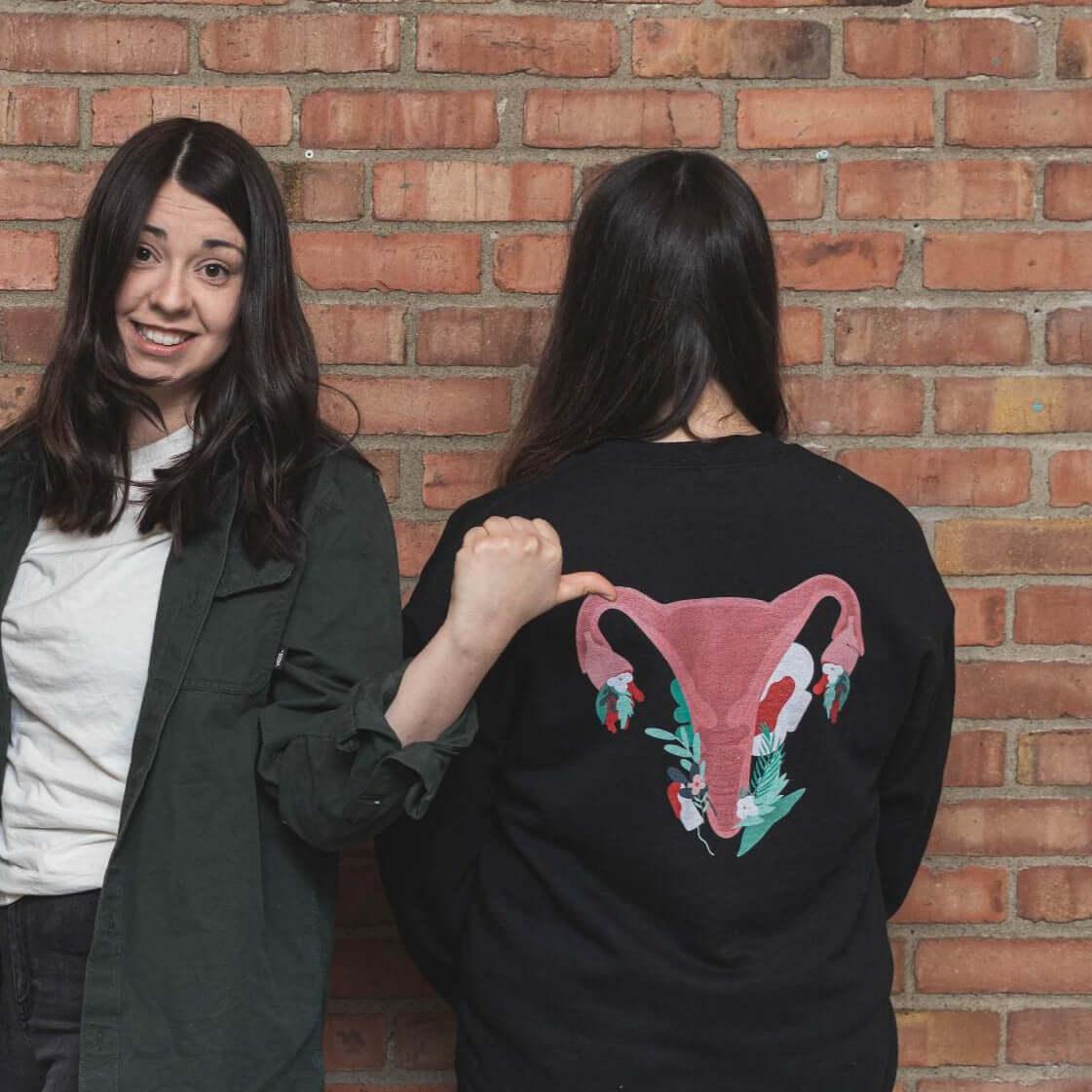 Soutient Sexplique- un organisme à but non lucratif composé de sexologues- et sa mission en te procurant ce confo crewneck issu de leur campagne de sensibilisation Saigner en Paix